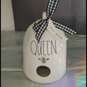 NWT Rae Dunn Queen 🐝 birdhouse